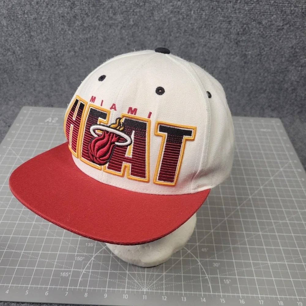 Miami Heat Hat Cap Snap Back White Red NBA Basketball‎ Mens Throwback Script